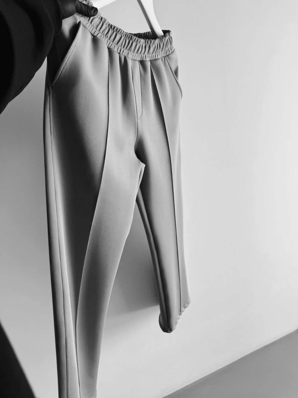 New men's casual pants, stylish and comfortable elastic waist drawstring single-line pleated solid color pocket mops pants - Clikcy